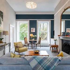  Apartment Spacious, Light-filled Period